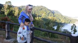 Saat Kak Ana Nikmati Panorama Negeri Atas Awan di Kilonam Geumpang Pidie
