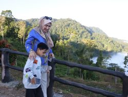 Saat Kak Ana Nikmati Panorama Negeri Atas Awan di Kilonam Geumpang Pidie