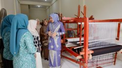 Tinjau Sentra Kerajinan Tenun, Kak Na: Ajak Teman Lestarikan Tenun Aceh