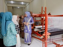 Tinjau Sentra Kerajinan Tenun, Kak Na: Ajak Teman Lestarikan Tenun Aceh