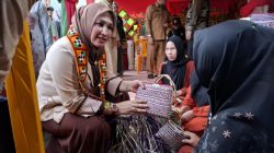 Kak Na Serahkan Mesin Jahit dan Mesin Obras ke Desa Kerajinan Salur Latun