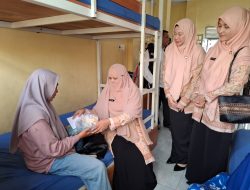 Jumat Berkah, Plt Ketua DWP Aceh Berbagi dengan Keluarga Pasien