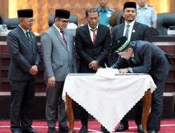 Plt Sekda Aceh dan Pimpinan DPRA Teken Persetujuan Bersama KUA-PPAS Aceh 2027