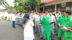Cegah Dampak Asap Karhutla, KS dan Tim UKS SMK PP Saree Bagikan Masker