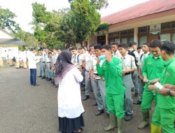 Cegah Dampak Asap Karhutla, KS dan Tim UKS SMK PP Saree Bagikan Masker