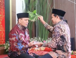 Peusijeuk Tiga Pejabat Asal Aceh oleh Masyarakat Aceh di Jakarta